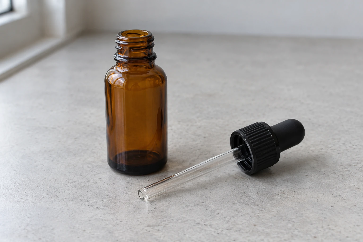 Illustration of an amber glass bottle and a complete bulb, screw collar and glass pipette resting on a sample bench